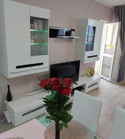Luxury And Stylish Apartmen, Metro Station Obelya Szófia Kültér fotó